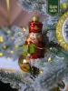 Новогодняя стеклянная елочная игрушка "Щелкунчик с подарком" 